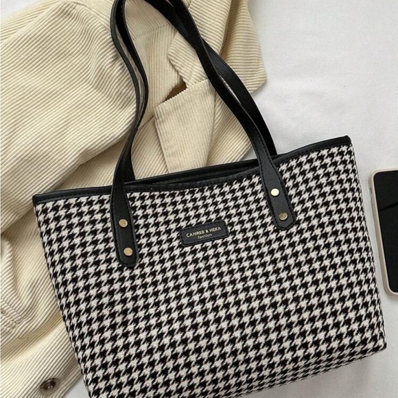 Handbags - ⚠️Clearance Black And White Large Shoulder Tote Bag
